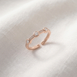 Anillo Ajustable para Dama Bañado en Oro con Tres Circones en Bisel y Micro-Pavé
