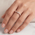 Anillo Ajustable para Dama Bañado en Oro con Tres Circones en Bisel y Micro-Pavé - Imagen 2