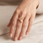 Anillo para Dama Bañado en Oro con Diseño Geométrico de Barras Paralelas - Imagen 2