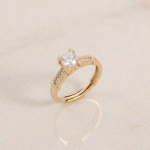 Anillo Solitario para Dama Bañado en Oro con Circón Central y Hombros en Pavé