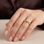 Anillo Solitario para Dama Bañado en Oro con Circón Central y Hombros en Pavé - Imagen 2