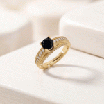 Anillo Solitario para Dama Bañado en Oro con Cristal Negro Central y Detalles Vintage en Pavé