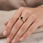 Anillo Solitario para Dama Bañado en Oro con Cristal Negro Central y Detalles Vintage en Pavé - Imagen 2