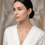 Juego de Collar Estilo Corbatín en Tres Oros con Gotas Abombadas y Mini Argollas Chunky - Imagen 2