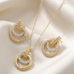 Juego de Cadena, Dije y Aretes para Dama Bañado en Oro con Círculos Entrelazados, Circonias y Detalle Granulado