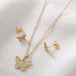 Juego de Cadena con Dije y Aretes para Dama Bañado en Oro con Mariposa en Micro-Pavé de Circones