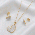 Juego de Cadena con Dije y Aretes para Dama Bañado en Oro con Corazón Esmaltado Efecto Mármol Blanco Perlado