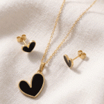 Juego de Cadena con Dije y Aretes para Dama Bañado en Oro con Corazón Esmaltado en Negro