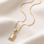 Cadena Veneciana con Dije Rectangular para Dama Bañada en Oro con Placa Biselada y Halo de Circoness