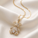 Cadena de Eslabones Planos con Dije de Oso Teddy 3D para Dama Bañada en Oro con Micro-Pavé de Circones y Corazón de Cristal