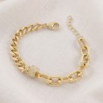 Pulsera Híbrida Bañada en Oro con Eslabones Combinados y Barril Texturizado con Circones