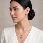 Juego de Cadena, Dije Ovalado y Aretes Bañados en Oro con Espiral Grabada - Imagen 2