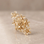 Anillo para Dama Bañado en Oro con Ramo de Flores Tridimensionales y Centros Diamantados