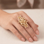Anillo para Dama Bañado en Oro con Ramo de Flores Tridimensionales y Centros Diamantados - Imagen 2
