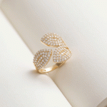 Anillo Abierto para Dama Bañado en Oro con Hojas Envolventes en Micro-Pavé de Circonias