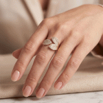 Anillo Abierto para Dama Bañado en Oro con Hojas Envolventes en Micro-Pavé de Circonias - Imagen 2