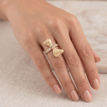 Anillo para Dama Bañado en Oro con Moño Escultórico Abombado y Argolla en Circonias - Imagen 2