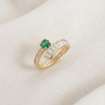 Anillo Ajustable para Dama Bañado en Oro con Circón en el centro y Circones Baguette