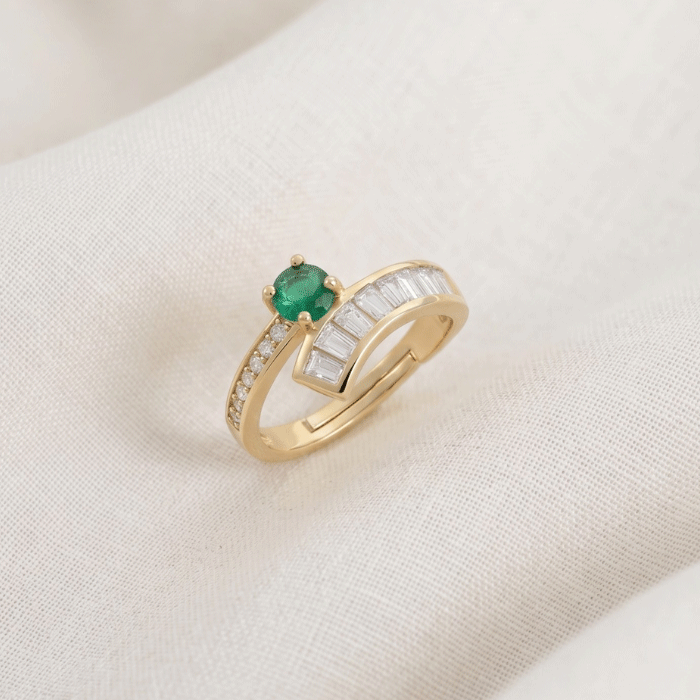 97 Anillo Ajustable para Dama Bañado en Oro con Circón en el centro y Circones Baguette - Imagen 1