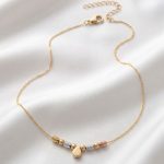 Collar Bañado en Tres Oros con Esferas Texturizadas y Dije de Gota para Dama