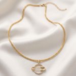 Gargantilla Tejida con Dije Circular en Pavé y Gancho Imperdible Bañada en Oro para Dama