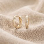 Argollas Huggies Torzadas con Circonias Diagonales Bañadas en Oro para Dama