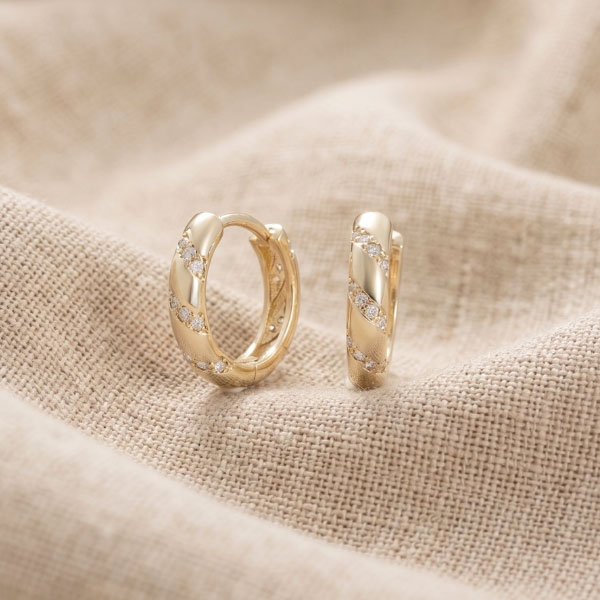 249 Argollas Huggies Torzadas con Circonias Diagonales Bañadas en Oro para Dama - Imagen 1