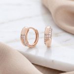 Argollas Huggies Bañadas en Oro Rosa con Diseño Geométrico y Circones para Dama