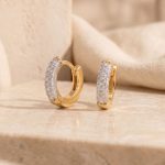 Argollas Huggies Bañadas en Oro y Oro Blanco con Tres Filas de Circones en Pavé para Dama