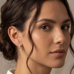 Argollas Huggies Bañadas en Oro y Oro Blanco con Tres Filas de Circones en Pavé para Dama - Imagen 2