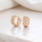 Argollas Huggies Caladas con Circones Engastadas Bañadas en Oro para Dama