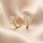 Argollas Huggies con Mariposa Bicolor en Pavé Bañadas en Oro para Dama