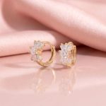 Argollas Huggies con Circón Central y Baguettes en Abanico Bañadas en Oro para Dama