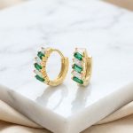 Argollas Huggies con Circonias Baguette Esmeralda y Transparentes Bañadas en Oro para Dama