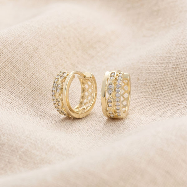 263 Argollas Huggies Caladas con Circones en Motivo Marquesa Bañadas en Oro para Dama - Imagen 1