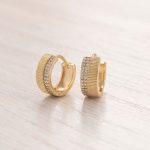 Argollas Huggies Anchas con Textura Acanalada y Circones Pavé Bañadas en Oro para Dama