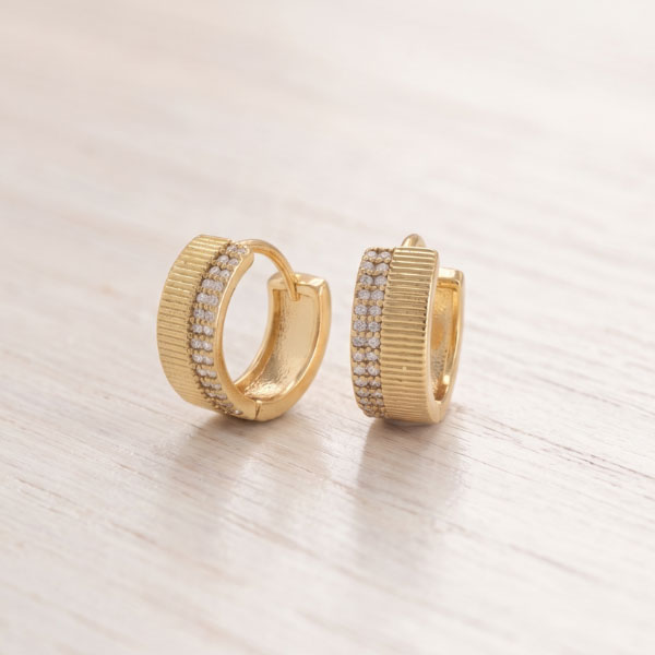 265 Argollas Huggies Anchas con Textura Acanalada y Circones Pavé Bañadas en Oro para Dama - Imagen 1