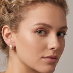 Argollas Huggies Anchas con Textura Acanalada y Circones Pavé Bañadas en Oro para Dama - Imagen 2