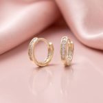 Argollas Huggies Clásicas con Hilera de Circones Bañadas en Oro para Dama