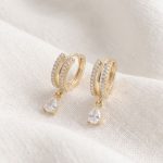 Argollas Huggies de Doble Carril en Pavé con Dije Colgante de Gota Bañadas en Oro para Dama