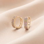 Argollas Huggies de Doble Hilera con Circones Multicolor Bañadas en Oro para Dama