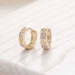 Argollas Huggies con Greca Griega Calada y Cuadrantes de Circonias Bañadas en Oro para Dama