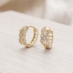 Argollas Huggies Entrelazadas Caladas con Circones Bañadas en Oro para Dama