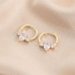 Argollas Huggies con Circón Corte Gota y Detalles Redondos Bañadas en Oro para Dama