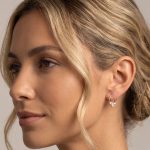 Argollas Huggies con Circón Corte Gota y Detalles Redondos Bañadas en Oro para Dama - Imagen 2