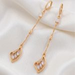 Aretes Largos Colgantes con Cadena Torzada, Circones Navette y Colgante Calado Bañados en Oro para Dama