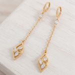 Aretes Largos Colgantes con Cadena de Eslabones, Colgante Romboidal Calado y Circones Bañados en Oro para Dama