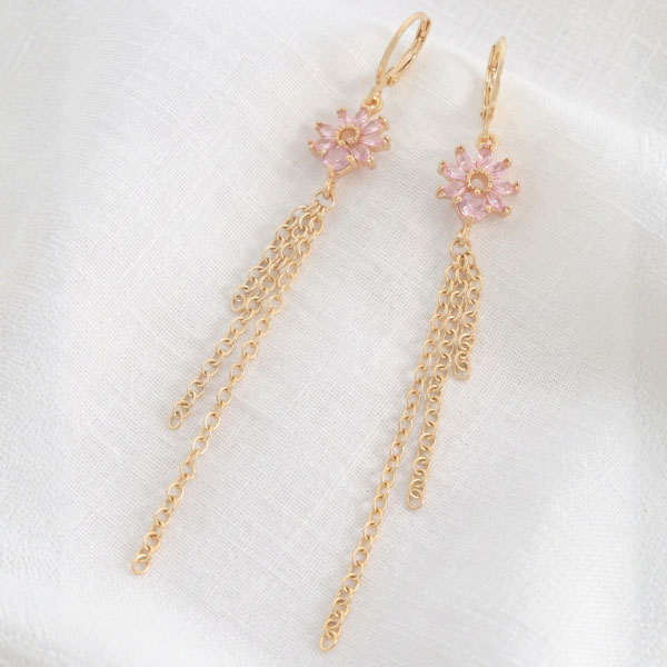 291 Aretes Largos Colgantes con Flor de Circones Rosa y Flecos de Triple Cadena Bañados en Oro para Dama - Imagen 1