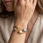 Pulsera Multicadena con Cuentas Rectangulares Abombadas Bicolor y Cierre Magnético Bañada en Oro para Dama - Imagen 2