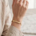 Pulsera de Cadena Barbada con Placa Esclava Lisa Bañada en Oro para Dama - Imagen 2